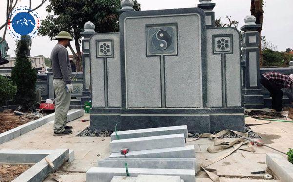 Bức bình phong đá xanh rêu chạm khắc tùng hạc sắc nét