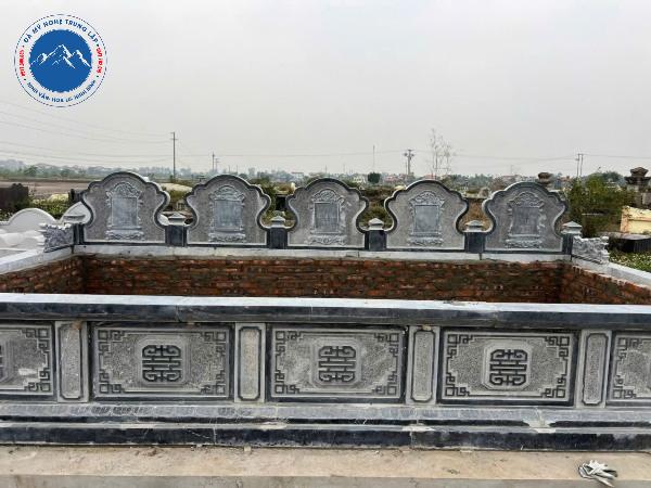 Các nghệ nhân gắn kết mạch đá bằng xi măng chuyên dụng