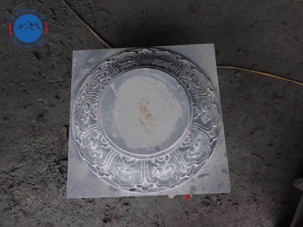 Cận cảnh đôi chân tảng đá cổng đình cổ kính Nam Định