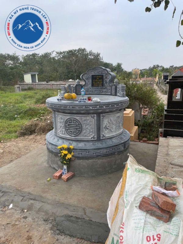 Cận cảnh mẫu mộ tròn đá xanh rêu chạm khắc hoa sen