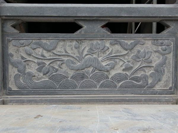 Cánh sen nở khắc nổi bật trên phần chân đế
