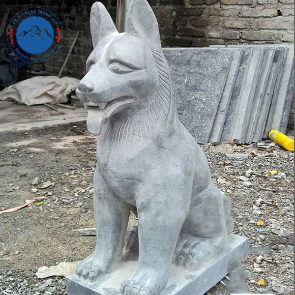 Cặp chó đá lớn bảo vệ đình chùa uy nghiêm