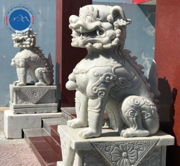 Cặp Nghê đá đặt hai bên hiên nhà chùa