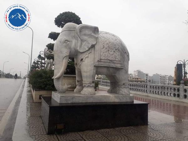 Cặp voi đá xanh tinh xảo đặt cổng biệt thự sang