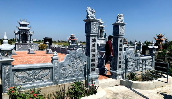 Câu đối khắc trên bia mộ cha mẹ