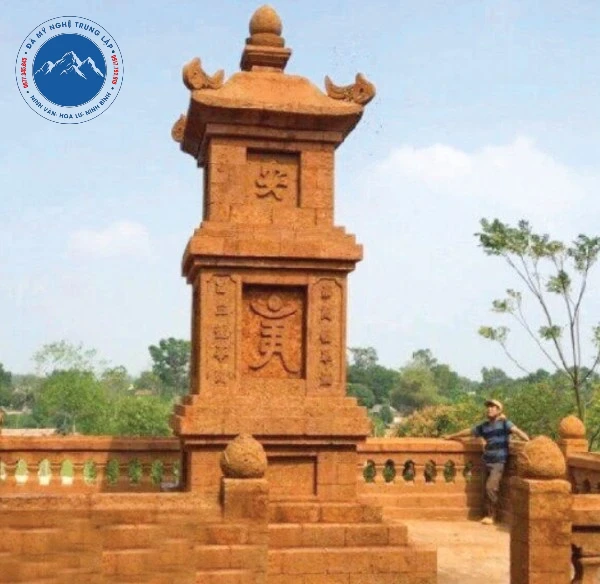 Cấu trúc mộ đá ong có mái bề thế uy nghiêm dòng họ