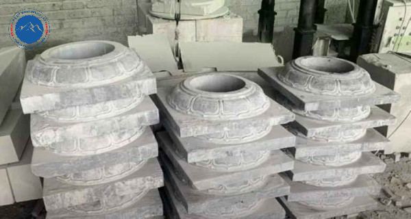 Chân cột đá có dạng tròn hoa văn