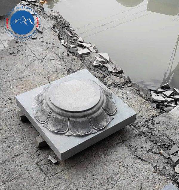 Chân cột đá tròn đá xanh đen cổ kính tại Gia Viễn