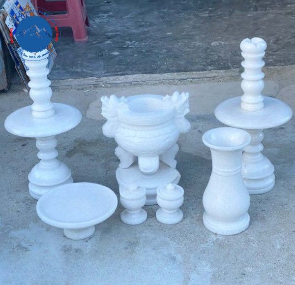 Chân nến đá làm nổi bật không gian thờ cúng