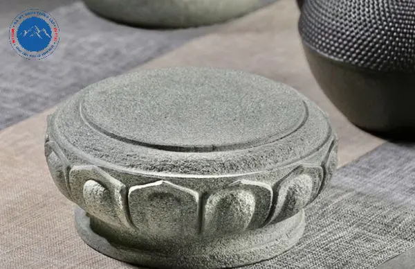 Chân tảng đá nguyên khối, hoa văn tinh xảo, bền đẹp lâu dài