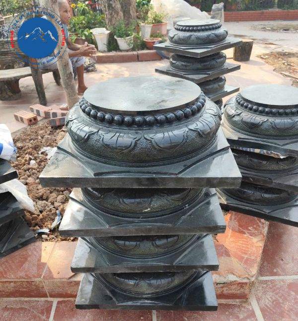 Chân tảng đá xanh đen chạm họa tiết lá lật mềm mại