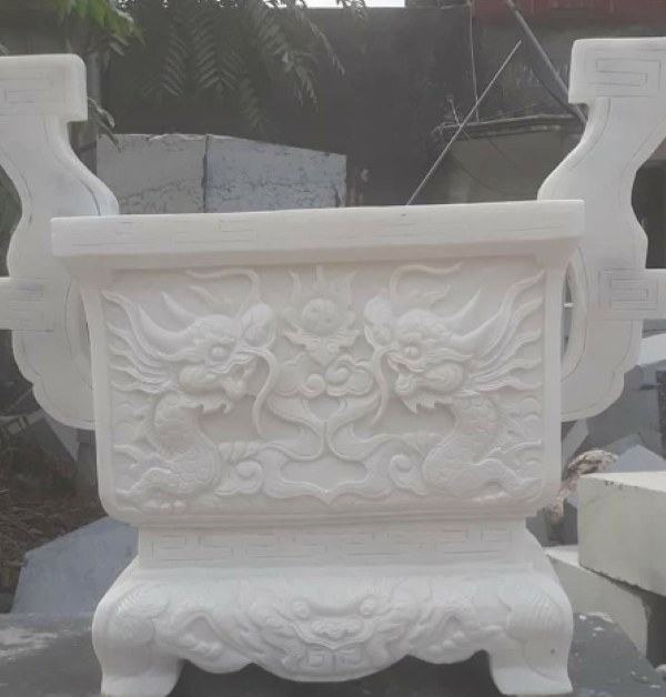 Chế tác lư hương vuông thủ công tại xưởng đá