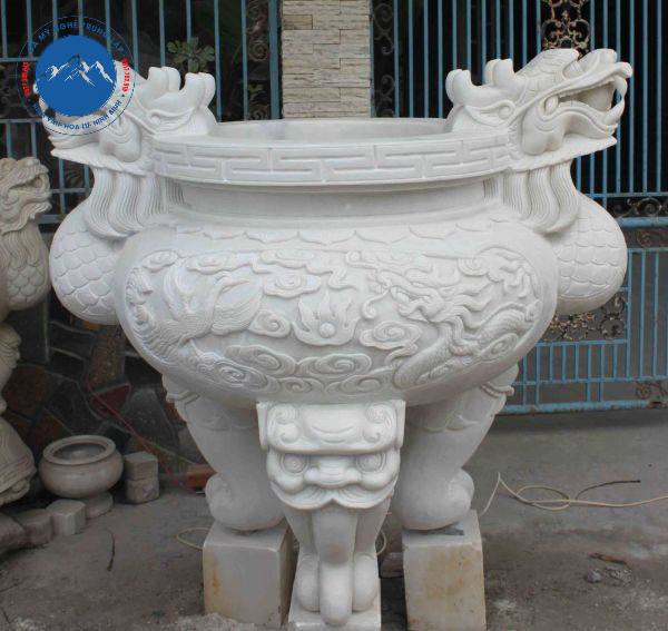 Chi tiết điêu khắc thủ công trên thân lư hương đá