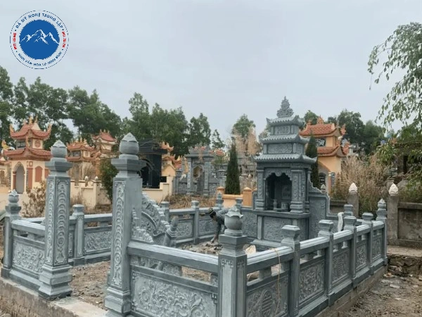 Chi tiết hoa văn sen đá tinh xảo trên nắp mộ