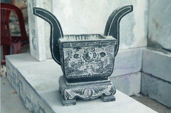 Chi tiết rồng vờn mây trên thân lư hương đá