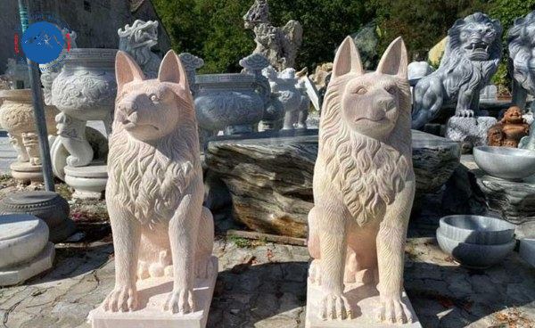 Chó đá uy nghi trấn giữ cổng nhà gia chủ