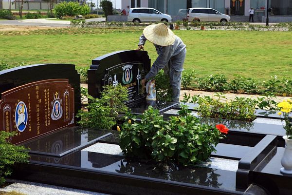 Chuẩn bị trước khi vệ sinh khu lăng mộ