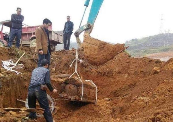 Có nên di chuyển mộ mả không?