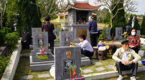 Cọ rửa mộ đá bằng bàn chải mềm và dung dịch phù hợp