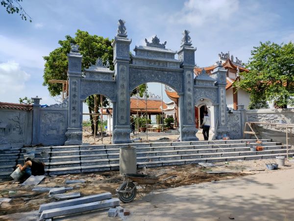 Cổng đá là lối dẫn vào khu lăng