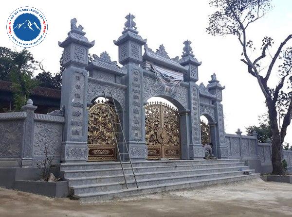 Cổng đá tam quan trang nghiêm dẫn vào khu lăng mộ đá