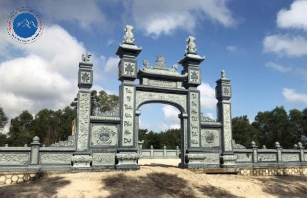 Cổng đá tứ trụ lối vào khu lăng mộ dòng họ