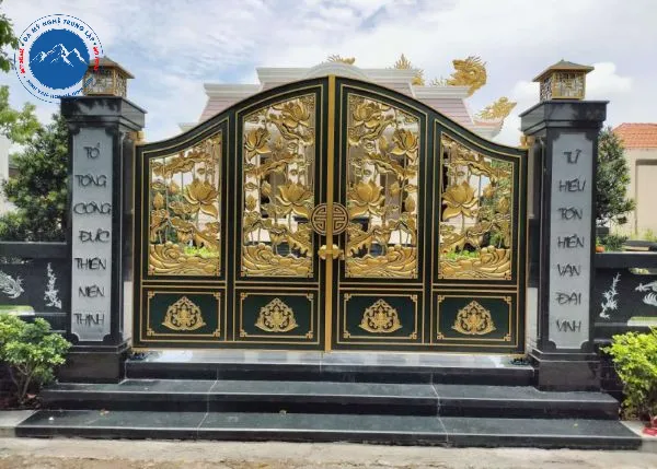 Cổng đình làng đá xanh đậm uy nghiêm