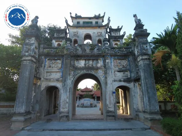 Cổng đình làng đá xanh rêu mang phong thủy