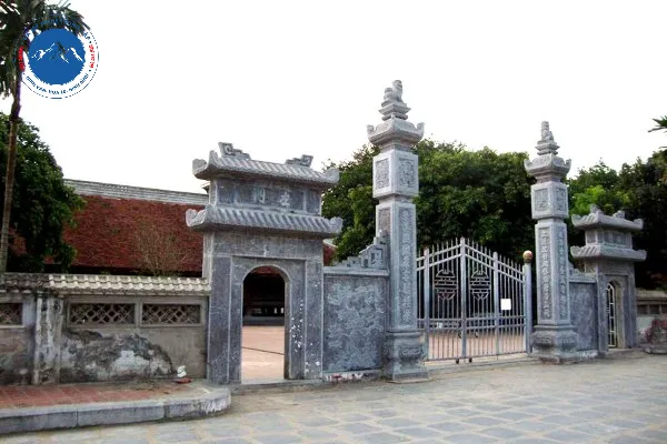 Cổng đình làng đá xanh rêu sang trọng