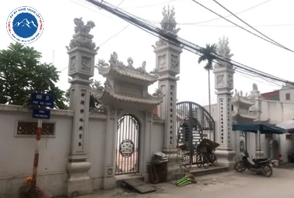 Cổng đình làng đá xanh xám tinh tế