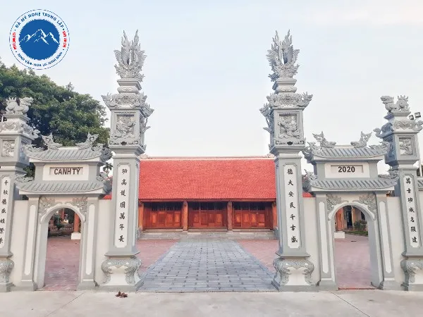 Cổng đình làng kết hợp hoa văn truyền thống