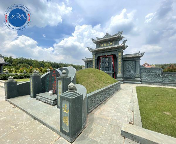 Cổng vào khu mộ gia tộc có tượng lân sư trấn giữ