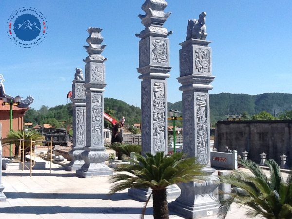 Cột đá đặt trong khuôn viên sân vườn tinh tế đẹp