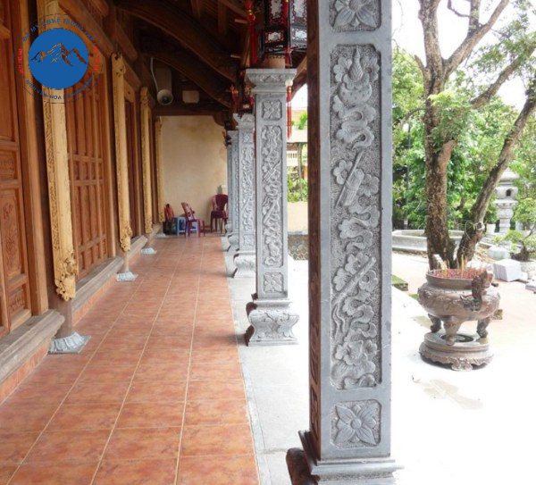 Cột đá hiên đình chùa chạm khắc hoa văn cổ điển độc