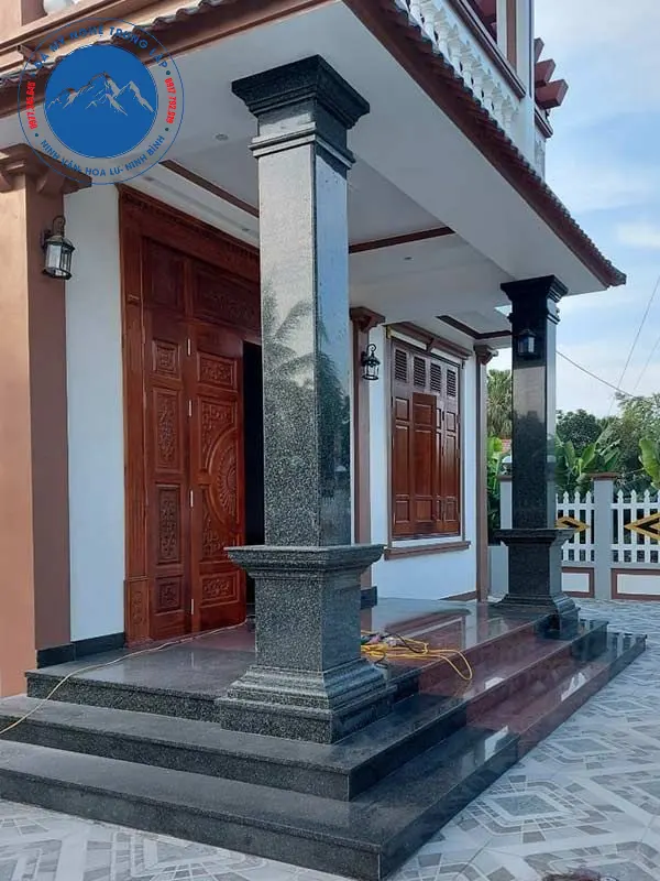 Cột đá kiến trúc tạo điểm nhấn sang trọng cho ngôi nhà