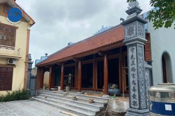 Cột đá làm cổng nhà thờ họ trang nghiêm