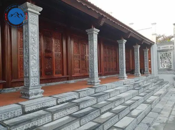 Cột đá nguyên khối chịu lực tốt, mang nét đẹp truyền thống
