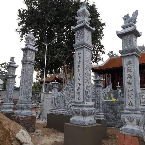 Cột đá rồng độc đáo mang vẻ đẹp uy nghiêm