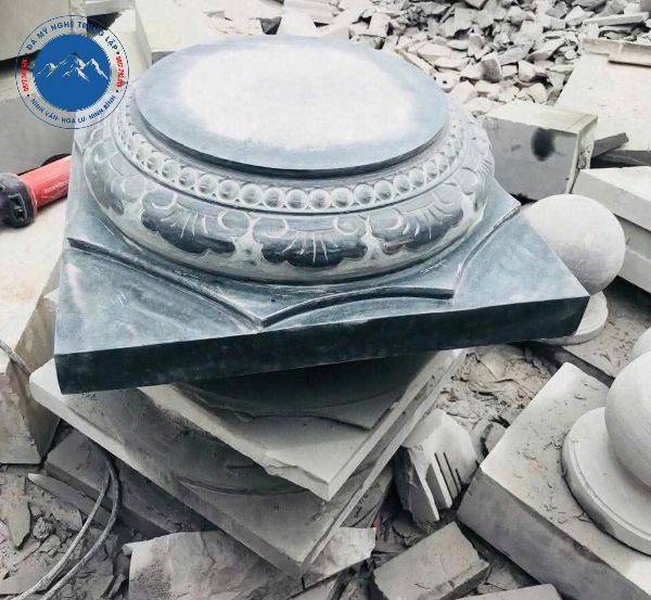 Cột đá xanh đen nguyên khối tinh xảo ở huyện Hà Trung