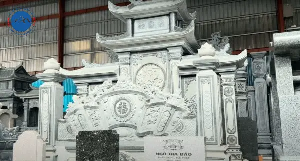 Cuốn thư đá điêu khắc tinh xảo, kết hợp giá trị nghệ thuật