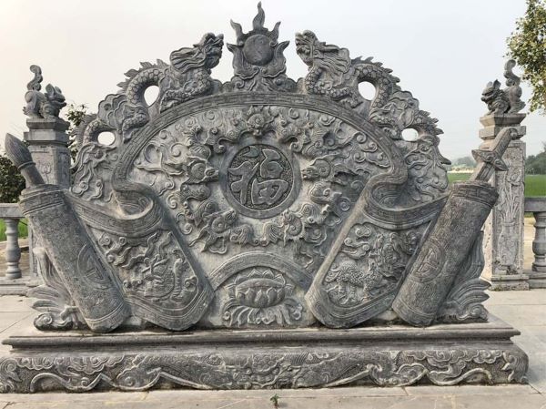 Cuốn thư thể hiện hình ảnh “Lưỡng long chầu nguyệt”