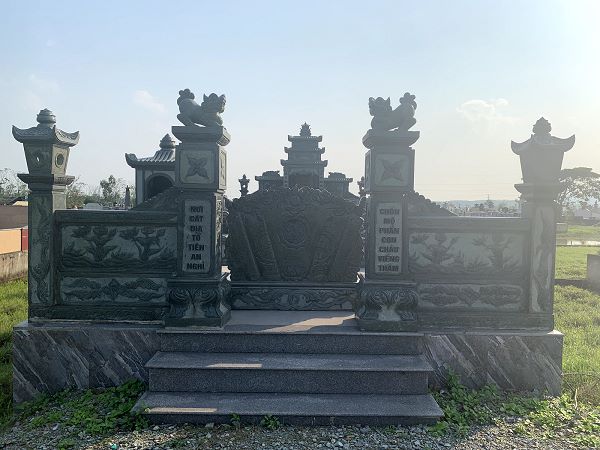 Đá xanh đen tạo vẻ đẹp thanh thoát cho lăng mộ