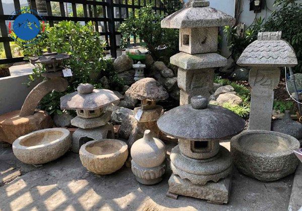 Đèn đá cổ điển trang trí sân vườn ấn tượng
