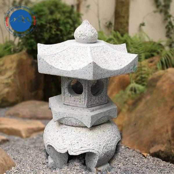 Đèn đá sân vườn khắc họa hoa văn tinh tế