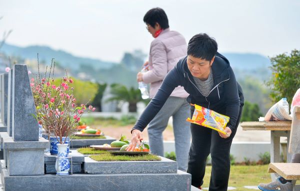 Đi tảo mộ là gì? Đi tảo mộ là một nghi lễ truyền thống trong văn hóa người Việt