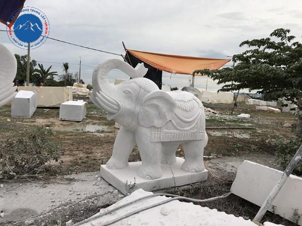 Điêu khắc tượng voi đá nguyên khối bền bỉ thời gian