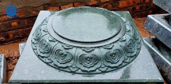 Đội ngũ thợ đang căn chỉnh tim cột đá tại Tam Chúc