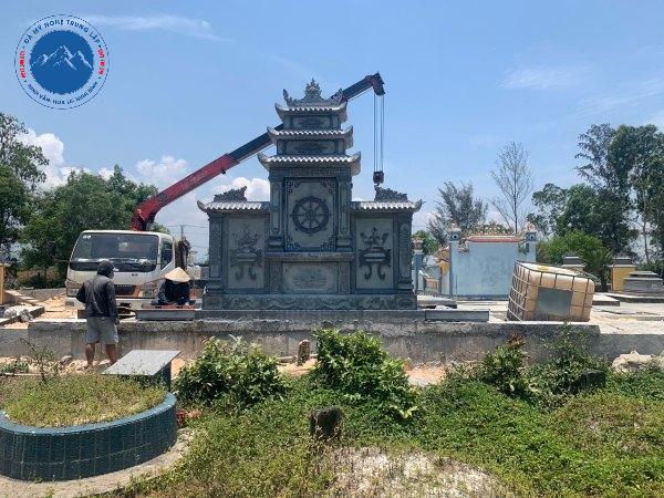 Đội ngũ Trung Lập lắp đặt lăng mộ đá tại Ninh Bình