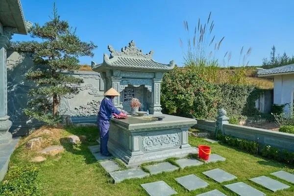 Dọn dẹp rác thải, cỏ mọc xung quanh khu mộ