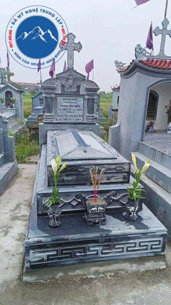 Gia chủ kiểm tra và nghiệm thu từng hạng mục đá mỹ nghệ